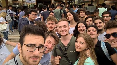 Maturità 2015, c'è Calvino per l'analisi del testo. Temi storici su resistenza e pace, stimolanti i saggi brevi. Volti distesi ed ottimismo a Trani