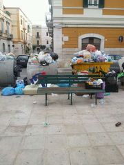 Emergenza rifiuti, prime mosse del sindaco di Trani: recupero graduale dell'immondizia per strada e porta a porta nel centro storico