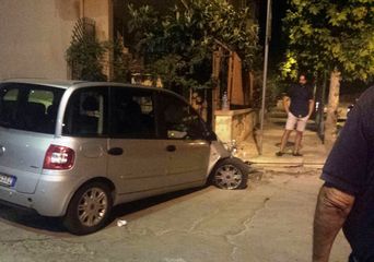 Si schianta contro un muro, con due bambini a bordo, nei pressi del palazzetto di Trani: tutti illesi