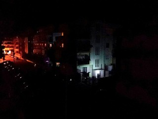 Pubblica illuminazione a singhiozzo causa pioggia: nel weekend, spegnimenti ed interventi tecnici in diverse zone di Trani