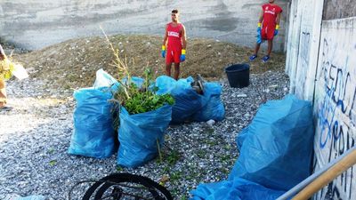 FOTO. Accolto l'appello del sindaco di Trani: gli operatori della spiaggia privata ripuliscono, gratis, quella pubblica. Bonificato il lido Mongelli