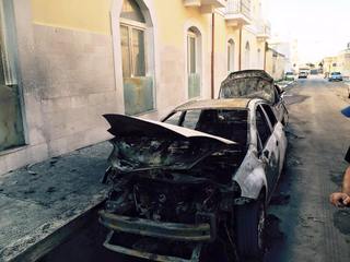 Auto a fuoco nella notte in via San Giovanni Russo. In quello stesso luogo, tre anni e mezzo fa, la Polizia locale sequestrò un ordigno inesploso
