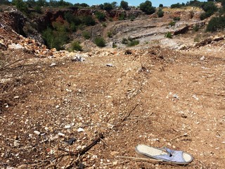 FOTO. Trani, fine dei lavori: blocchi alla cava dei veleni. Niente fumi, ancora odori, brandelli di rifiuti ovunque. Diossine e Ipa, tardano i dati