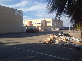 Sulla Trani-Andria scompare un cassonetto: discarica a cielo aperto davanti ad un complesso di capannoni. Vane, finora, le proteste degli imprenditori