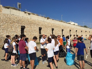 Pulizia delle spiagge, sindaco e neo consiglieri armati di guanti per pulire la costa