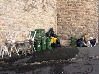 Degrado al porto di Trani, da «Il vecchio e il mare» si precisa: «Noi facciamo la differenziata e ripuliamo tutto. I rifiuti sparsi non sono di nostri clienti»