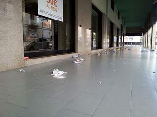 Trani, tra rifiuti e degrado: i ragazzi sporcano il porticato e la differenziata non si fa laddove è prevista