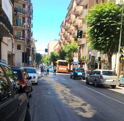 Furgone perde olio esausto sull'estramurale di Trani: problemi, disagi ed un incidente