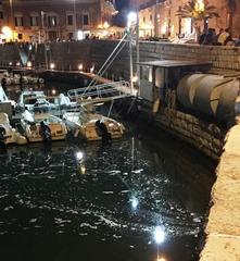 FOTO e VIDEO. Cosa sbocca nel porto di Trani? Ogni sera, in acqua, è sempre peggio
