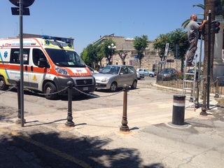 Trani, ancora problemi con i dissuasori. Ambulanza bloccata in piazza Plebiscito. Polizia locale subito all'opera