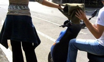 Trani, parcheggia l'auto sotto casa e le scippano la borsa: è avvenuto in largo Romania