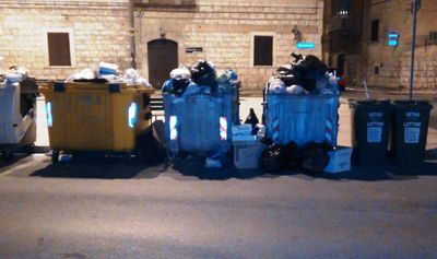 FOTO e VIDEO. Rifiuti, piazza Cittadella è la nuova isola ecologica (abusiva) di Trani. Allarme anche in via Pansini