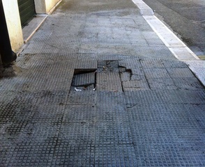 Trani, rischia di sprofondare una porzione di marciapiede in via Calatafimi: rotta da giorni, mai messa in sicurezza