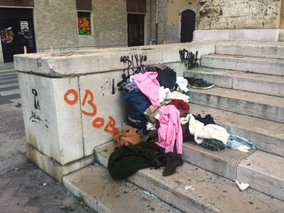 Trani, anche la scalinata della scuola si trasforma in discarica. E c'è pure l'immagine sacra di santa Lucia