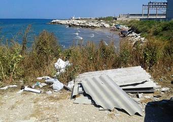 Trani, amianto sulle teste dei bagnanti: accade a San Marco sud