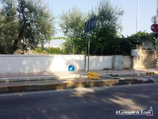 Ma quanto è pericolosa la pista ciclabile all'ingresso di Trani? Chiedetelo a chi ha abbattuto il palo che la segnala