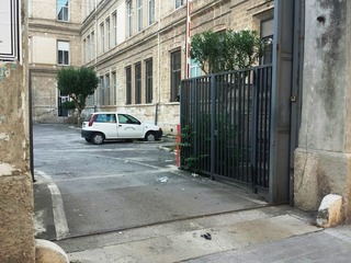 Nessuno lo voleva chiuso ma, aperto, «le auto dei dipendenti sono state danneggiate»: riparato il cancello esterno del palazzo di città di Trani