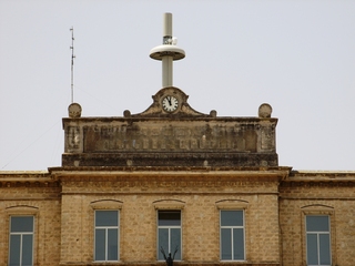 Trani trattiene le tre antenne per altri nove anni: «Entrata certa». Ma concede a Telecom uno sconto di 10mila euro l'anno