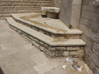 Porta Vassalla: urine, rifiuti e fioriere trasformate in cassonetti. Ecco cosa c'è dietro la facciata ripulita