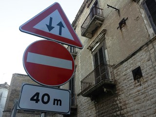 Centro storico di Trani, niente più castello e cattedrale da via Alvarez: istituito il senso unico «a scendere». Tutte le info