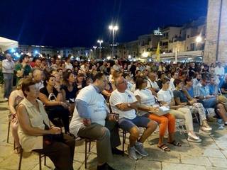 Le fiaccole per l'ambiente in mezzo al caos del Carmine. Alla «controfesta» di una parte di Trani, la metà arriva da Andria