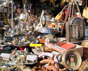 Sfugge di mano il mercatino delle pulci a nord di Trani: protesta il comitato di via Andria