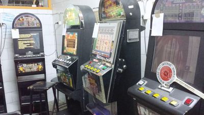 Scommesse, la Polizia di Trani stana undici locali non in regola: in uno, giocavano minorenni. Giro di vite su internet point e parcheggiatori abusivi