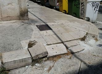 Fra marciapiedi dissestati e rifiuti, a Trani via Bovio è strada da bollino nero