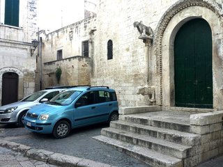 Cartoline da San Giacomo, assediata dalle auto sul sagrato. Quando è così, chiesa esclusa dalle visite guidate dei turisti a Trani