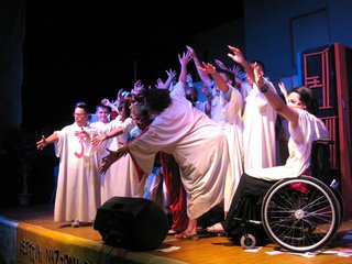 AGGIORNATO con VIDEO. Emozioni, amore, lacrime e risate. Al Giullare, Trani scopre il bel teatro Colonna ed ospiti del Jobel