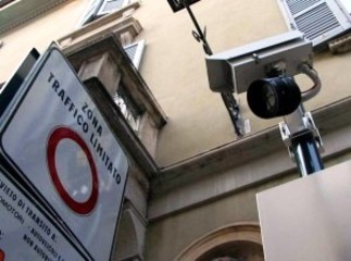 Stop transenne, vigili, convenzionati e volontari: varchi elettronici per chiudere il porto di Trani alle auto