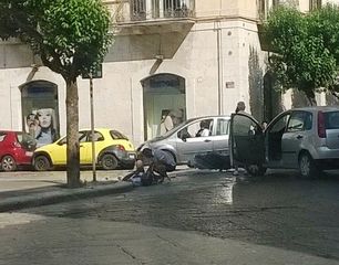 Trani, auto contro moto sul corso: il giovane centauro se la cava con ferite non gravi