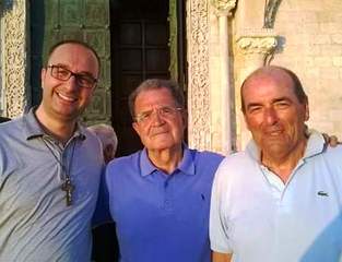 Romano Prodi presenta il suo libro a Bari e si gode Trani da turista: visita in cattedrale e foto ricordo con «ulivisti» e cittadini