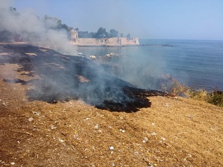 FOTO e VIDEO. A fuoco il lungomare Chiarelli nei pressi della villa di Trani: l'area era stata parzialmente bonificata qualche giorno fa