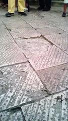 Inciampa e cade davanti a San Giovanni per venerare Sant'Anna: la pavimentazione rotta di via Beltrani è sempre più pericolosa