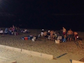 L'estate di Trani ha la nuova tendenza: arrostire la carne in spiaggia e dormirvi la notte
