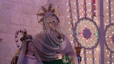 FOTO e VIDEO. Trani religiosa, processione e fuochi della festa di Sant'Anna. In migliaia per seguirli