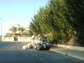 Rifiuti sulle strade di Trani, nuovo caso in via Papa Giovanni XXIII
