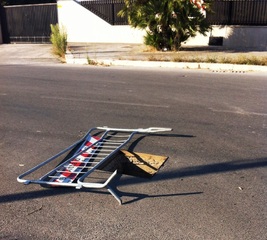 Furti di tombini nella zona industriale, distrutta la transenna posta a centro strada: adesso, il pericolo è doppio