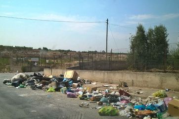 Trani, via Duchessa d'Andria totalmente fuori controllo: ad ogni incrocio vi è una discarica