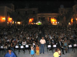 Toh, si sono ricordati che piazza Teatro fu rifatta per gli spettacoli: «Viva» la nuova associazione e viva i Pipers, questa sera in concerto