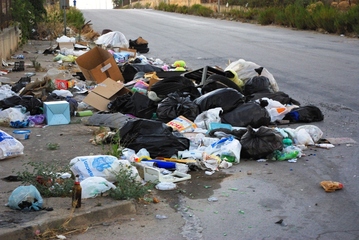 Via Duchessa d'Andria, il grido di dolore di Xiao Yan: «Mai visto una cosa simile in diciassette anni. Puliremo noi, ma il servizio pubblico deve cambiare marcia»