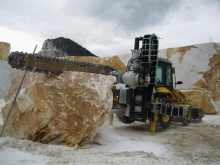 Rubano una terna segatrice, li tradiscono le tracce lasciate sull'asfalto: deferito un 50enne di Trani per ricettazione