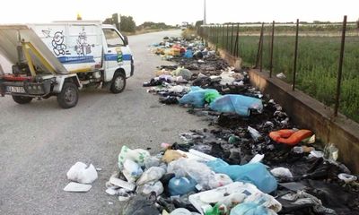 FOTO. Trani Boccadoro, maniere forti per rimuovere i rifiuti dalla strada: quattro mezzi, compresa una pala meccanica