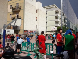 «Hastarci al campetto», gran successo di partecipazione e spirito. In gara anche la «squadra simpatia» di Radio Bombo e Trani viva