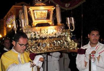 FOTO e VIDEO. Trani religiosa. Festa patronale, in migliaia alla processione delle reliquie ed all'ultimo spettacolo pirotecnico