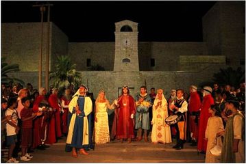 Soci e figuranti replicano al presidente di Trani tradizioni: «Non si butta il lavoro di un anno, la Settimana medievale si farà». Probabili strascichi legali fra le parti