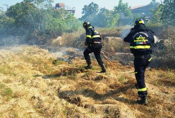 A fuoco area incolta in via Torrente antico: gli operatori di Trani soccorso intervengono prima che il rogo raggiunga capannoni con eternit