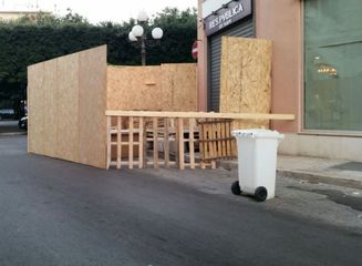 Piazza della Repubblica, un'anomala recinzione occupa anche uno scivolo per diversamente abili