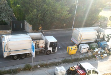 In via Bisceglie si conferisce fuori dei cassonetti ed Amiu ritira solo quello che c'è dentro: vani gli appelli al sindaco di Trani